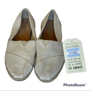Toms Slip On Classic Flats Women’s size 5.5- NWT